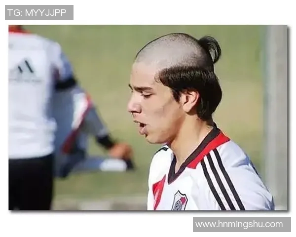 足球明星独特理发过程揭秘从发型到风格的华丽转变 足球明星独特理发过程揭秘从发型到风格的华丽转变