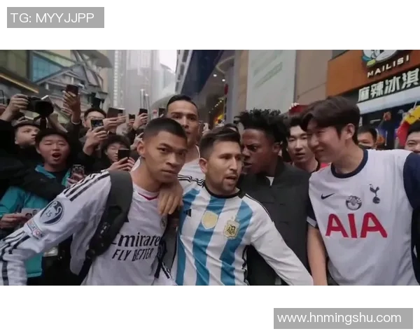 街头偶遇足球明星瞬间捕捉让人惊喜的视频分享