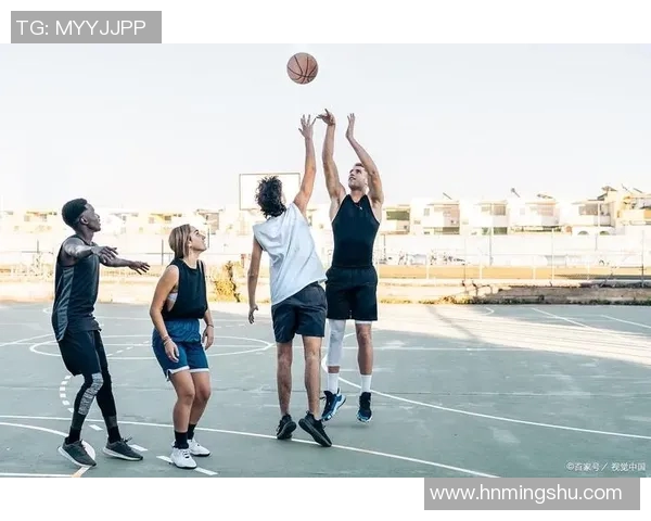 篮球场上的足球巨星展现多才多艺的运动魅力与激情 篮球场上的足球巨星展现多才多艺的运动魅力与激情