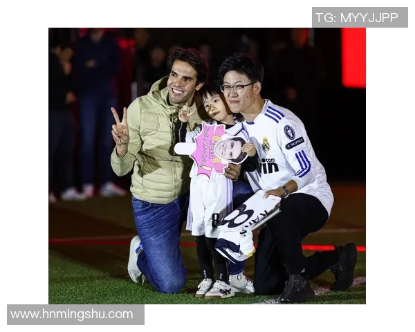 足球明星与粉丝亲密互动拍摄精彩视频展现温暖瞬间